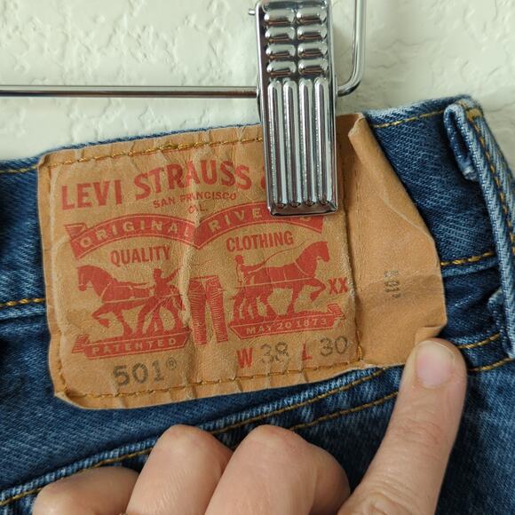 Levi's Men's 501 Jeans 38x28 100% Cotton Button Fly Denim Straight Leg - Picture 3 of 6